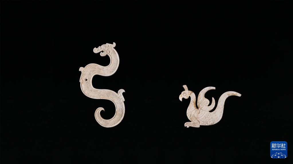 江西樟樹市國字山戰(zhàn)國墓葬出土玉龍、玉鳳（資料圖）。