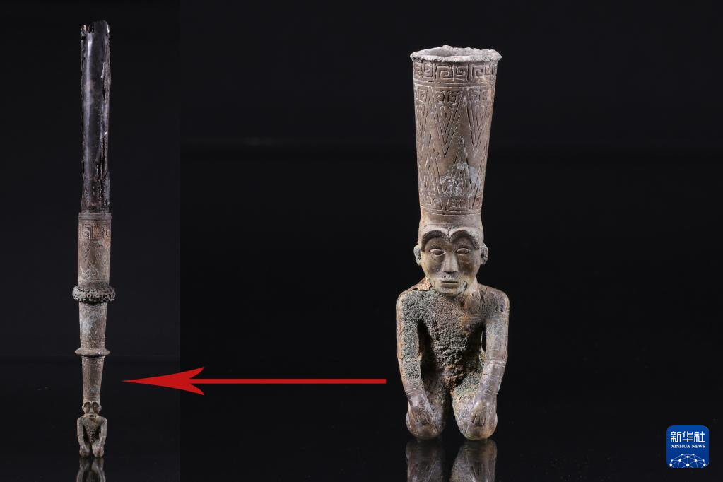 江西樟樹市國字山戰(zhàn)國墓葬出土銅跽坐人鐓（資料圖）。