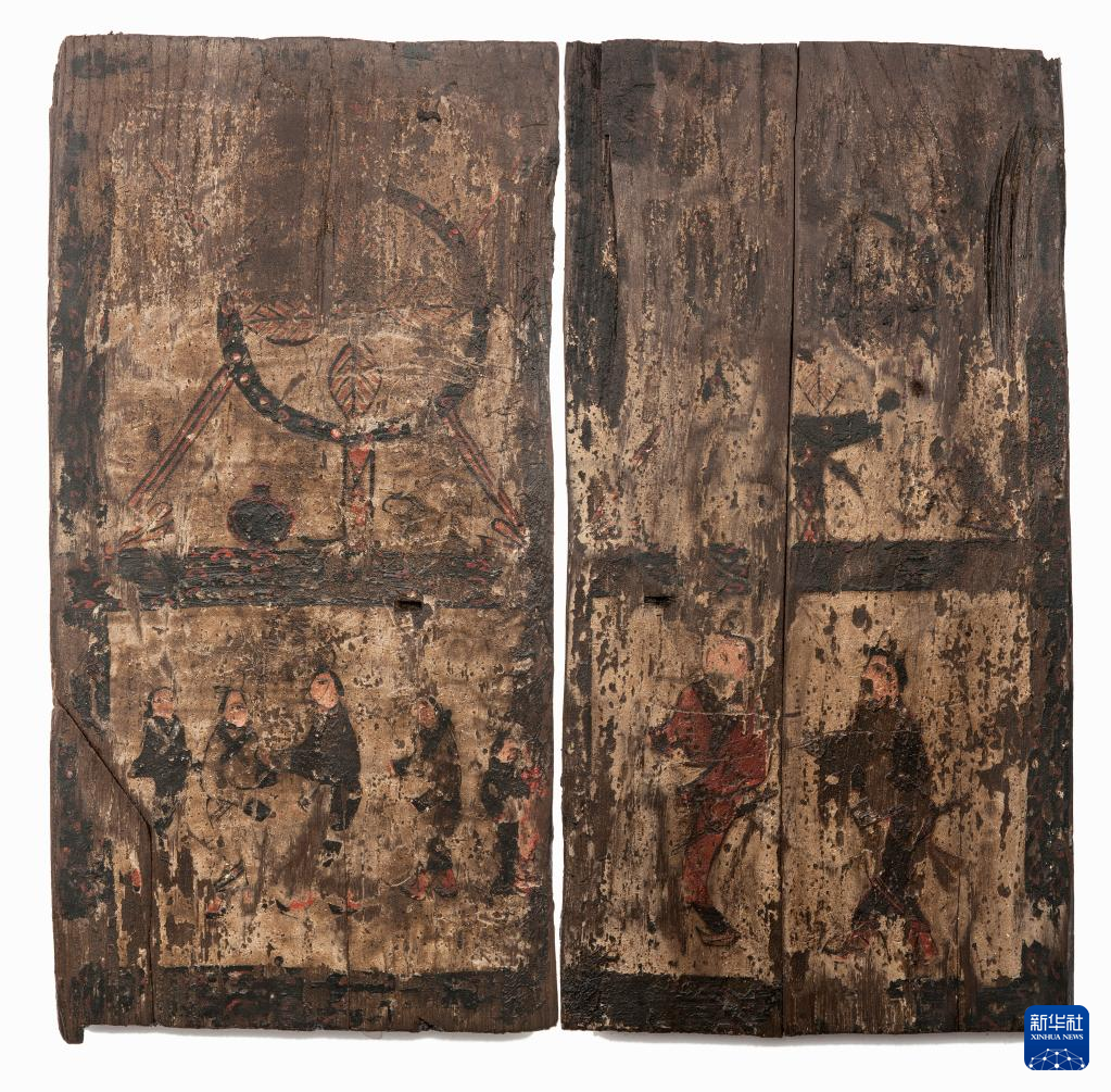 湖北云夢縣鄭家湖戰(zhàn)國秦漢墓地的一處板門繪畫（資料圖）。