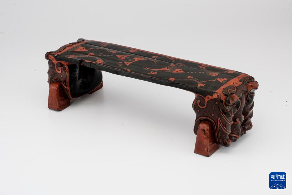 湖北云夢縣鄭家湖戰(zhàn)國秦漢墓地出土漆木虎頭枕（資料圖）。