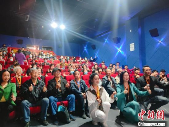 《浴血誓言》主創(chuàng)團隊與到場的紅軍后代合影。　陳選斌 攝