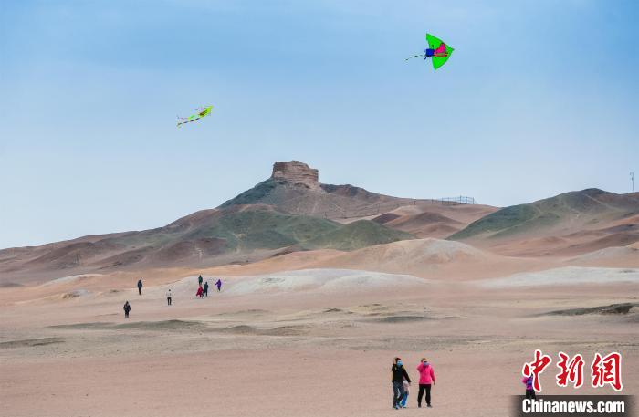 圖為市民正在陽關(guān)景區(qū)放風(fēng)箏?！⊥醣筱y 攝