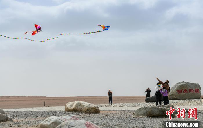 圖為市民正在陽關(guān)景區(qū)放風(fēng)箏?！⊥醣筱y 攝