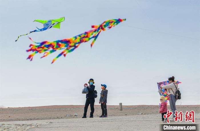 圖為孩童在父母的陪伴下放風(fēng)箏?！⊥醣筱y 攝