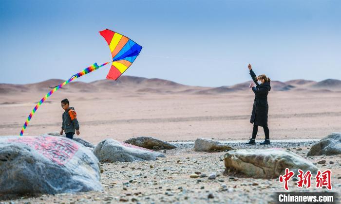 圖為市民正在陽關(guān)景區(qū)放風(fēng)箏?！⊥醣筱y 攝