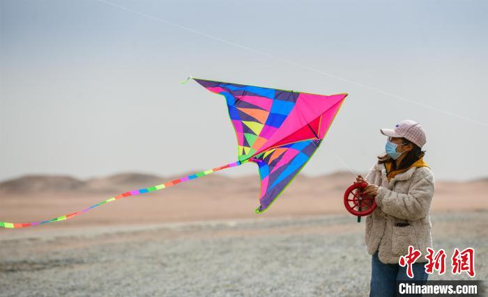 圖為市民正在陽關(guān)景區(qū)放風(fēng)箏?！⊥醣筱y 攝