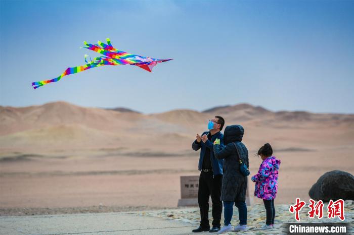 圖為市民正在陽關(guān)景區(qū)放風(fēng)箏?！⊥醣筱y 攝