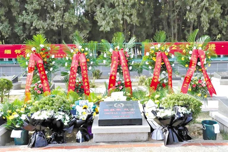 陳紅軍烈士墓前 這張“全家?！弊屓藴I目