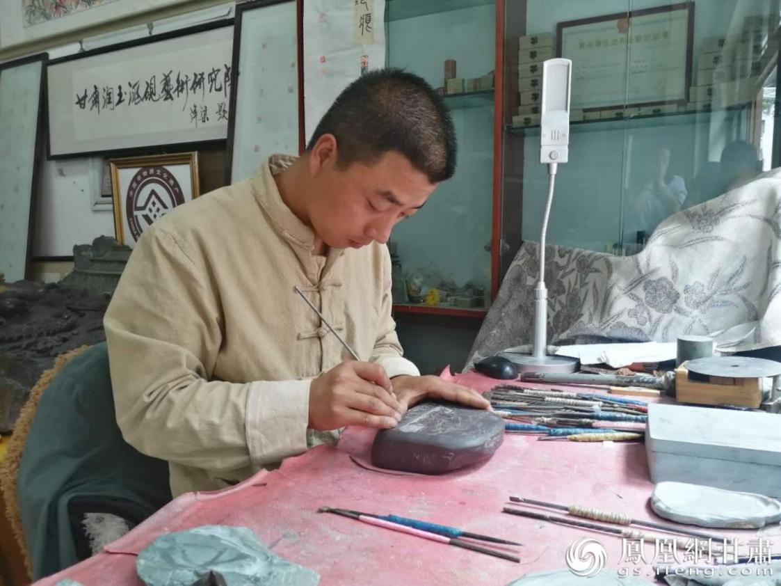 洮硯制作技藝第六代傳人、國(guó)家藝術(shù)基金資助青年藝術(shù)家、正高級(jí)洮硯雕刻藝術(shù)師李江平十年如一日專(zhuān)注于洮硯制作 圖源自網(wǎng)絡(luò)