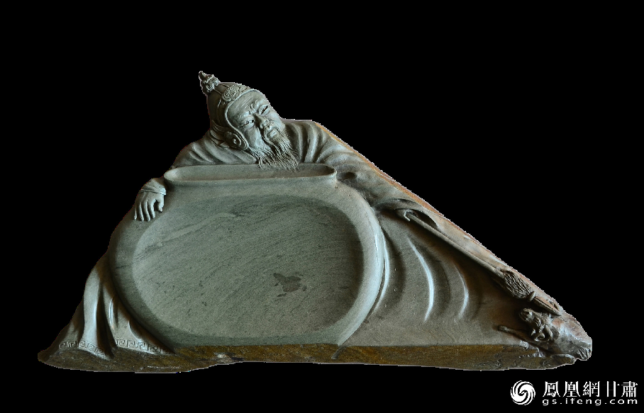 《醉臥沙場(chǎng)君莫笑》硯使王翰《涼州詞》中“醉臥沙場(chǎng)君莫笑，古來(lái)征戰(zhàn)幾人回？”的意境躍然硯臺(tái)之上。資料圖