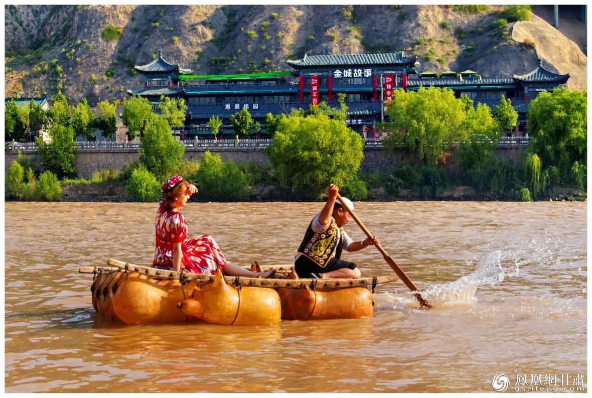 筏子客揮動(dòng)著劈波斬浪的船槳，槳聲中混搭著風(fēng)聲、水聲和男女對(duì)歌的花兒聲。蘭州市文旅局供圖