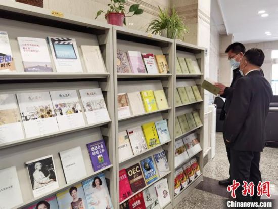 圖為國網(wǎng)甘肅電力黨校的職工書架?！⌒煅?攝