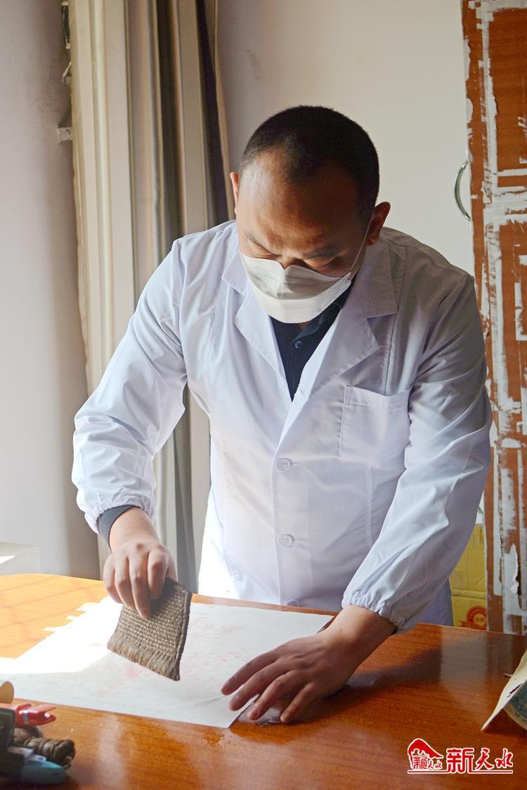 朽爛歷史檔案如何獲新生？看修復師“妙手回春”