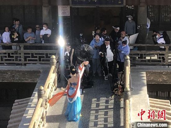 圖為5月以來，“奧大?！敝辈ガF(xiàn)場引游客圍觀。　敦煌市委宣傳部供圖