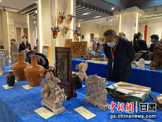 來自全省的近800件作品進(jìn)入專家評審環(huán)節(jié)，作品涵蓋雕塑雕刻、漆器、工藝花畫等多個類別。徐雪 攝