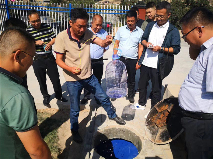 城關(guān)區(qū)作風(fēng)建設(shè)督察組赴青白石污水處理站，檢查污水采樣情況。.jpg