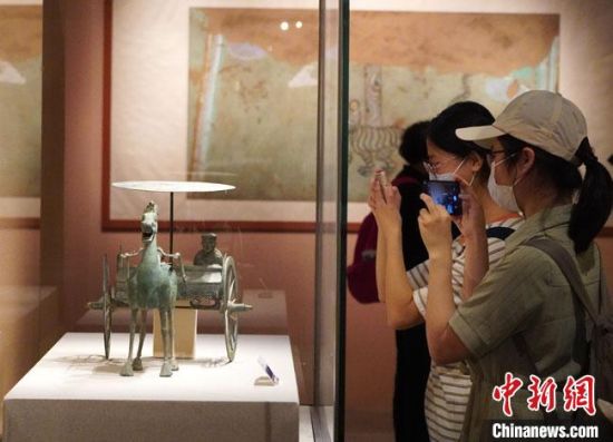 圖為參觀者參觀“大道攸歸：五涼文化展”展陳文物?！【琶赖┰?攝