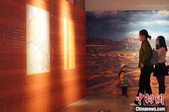 圖為參觀者參觀“大道攸歸：五涼文化展”展陳文物。　九美旦增 攝