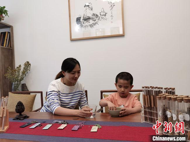 圖為魯雯為小學(xué)員授課和培訓(xùn)?！●T志軍 攝