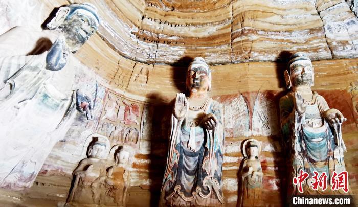 北石窟寺窟內(nèi)造像因受水顯得斑駁?！“瑧c龍 攝