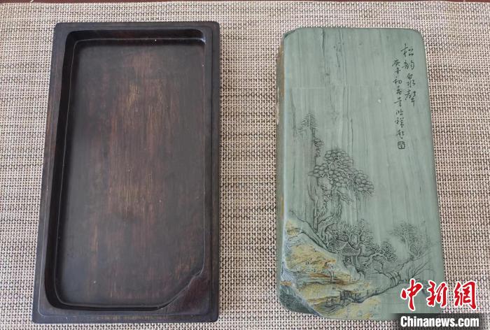 圖為甘肅甘南州洮硯藝人為提升洮硯文化內(nèi)涵，制作“一盒一拓”成品展示。(資料圖) 張婧 攝