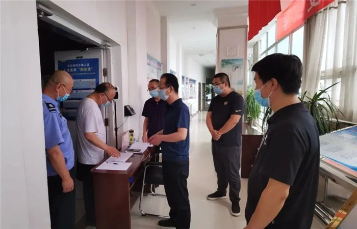 白銀市紀(jì)委監(jiān)委派駐市政府辦紀(jì)檢監(jiān)察組對(duì)市公共資源交易中心疫情防控工作情況明察暗訪。.jpg