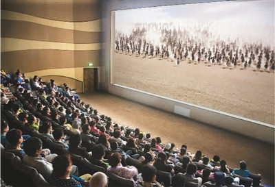 游客在莫高窟數(shù)字展示中心觀看主題電影《千年莫高》。