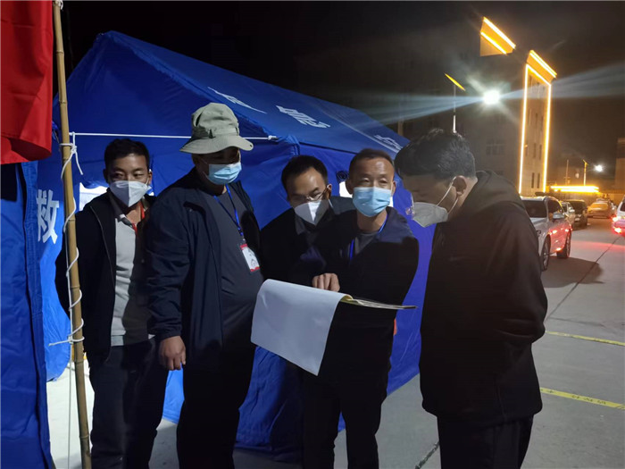 7月19日，甘南州瑪曲縣紀(jì)委監(jiān)委督查組在德吉小區(qū)卡點(diǎn)督導(dǎo)疫情防控工作。仲海濤 攝.jpg