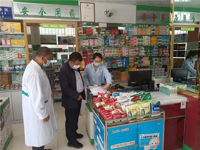 甘南州合作市紀(jì)委監(jiān)委第一督查組在合作市世紀(jì)大藥房進(jìn)行督查檢查。.jpg