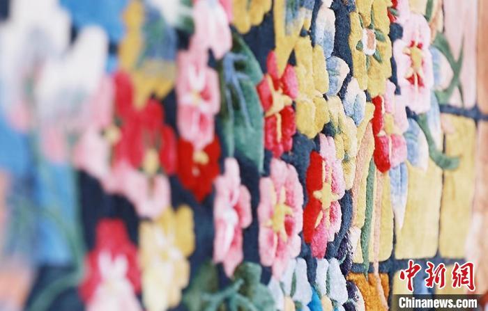 圖為手工地毯成品?！《姑?攝