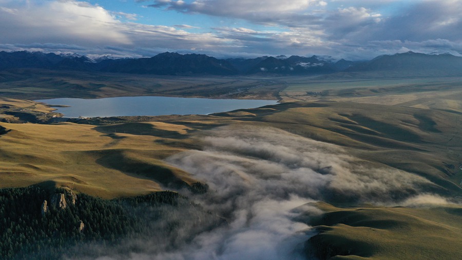 甘肅山丹馬場：峽谷云霧似仙境。 王超攝