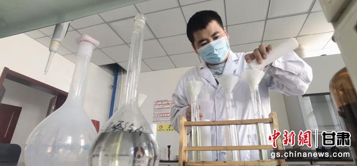 圖為甘肅科技集團(tuán)化工研究院有限責(zé)任公司工作人員正在做實(shí)驗(yàn)。魏建軍 攝