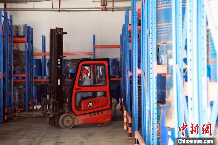 圖為甘肅省危險(xiǎn)廢物處置中心危險(xiǎn)廢物儲存庫?！∥航ㄜ?攝