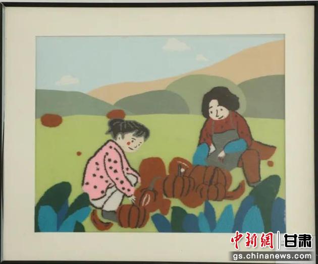 嘉峪關(guān)市新城鎮(zhèn)新城村農(nóng)業(yè)產(chǎn)業(yè)園區(qū)內(nèi)，母女兩人在摘南瓜。刺繡 馬艾米乃 繡稿 敬紅霞