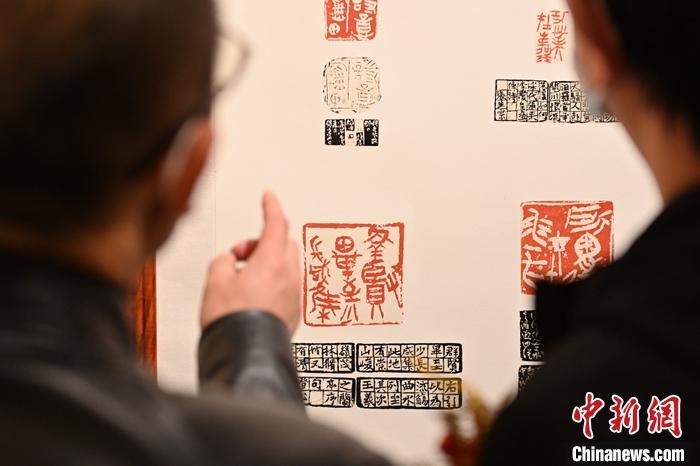 圖為甘肅蘭州，參展作品吸引參觀者。 中新社記者 李亞龍 攝