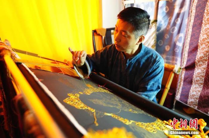 系統(tǒng)性挖掘整理古代敦煌刺繡，是甘肅天水市級(jí)非遺代表性項(xiàng)目武山刺繡代表性傳承人劉云帆這兩年最緊要的工作之一。圖為劉云帆在創(chuàng)作富含敦煌刺繡元素的作品。 中新社發(fā) 謝秉錫 攝 