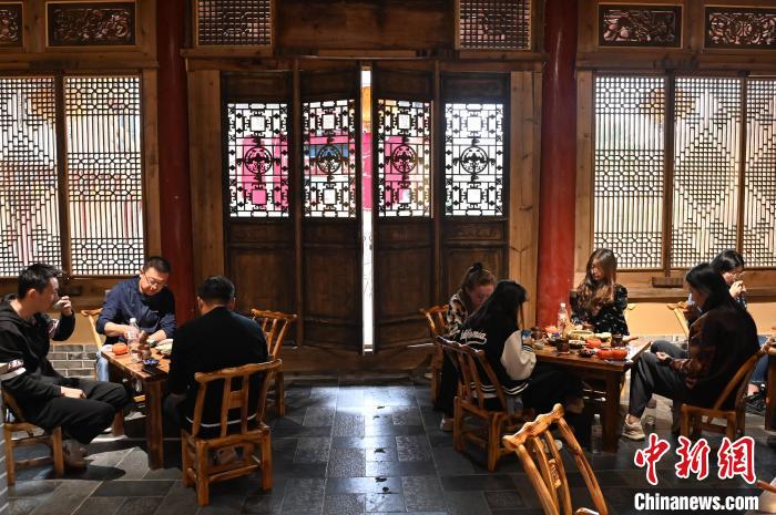 圖為甘肅天水市秦州區(qū)平南鎮(zhèn)蘇灣村民俗莊園內(nèi)的“圍爐煮茶”網(wǎng)紅打卡點(diǎn)。(資料圖) 李亞龍 攝