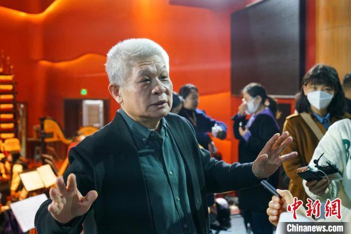 該劇導(dǎo)演蔣力向媒體介紹相關(guān)情況?！《∷?攝