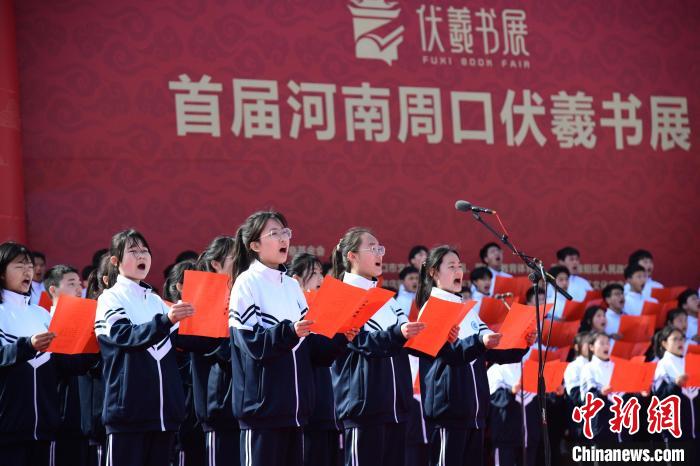圖為學生們在開幕式上誦讀經(jīng)典?！×赫赵?攝