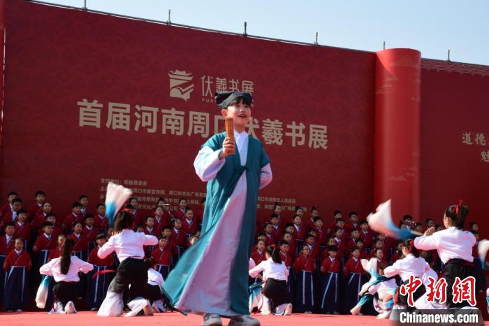 圖為學生們在開幕式上誦讀經(jīng)典?！×赫赵?攝