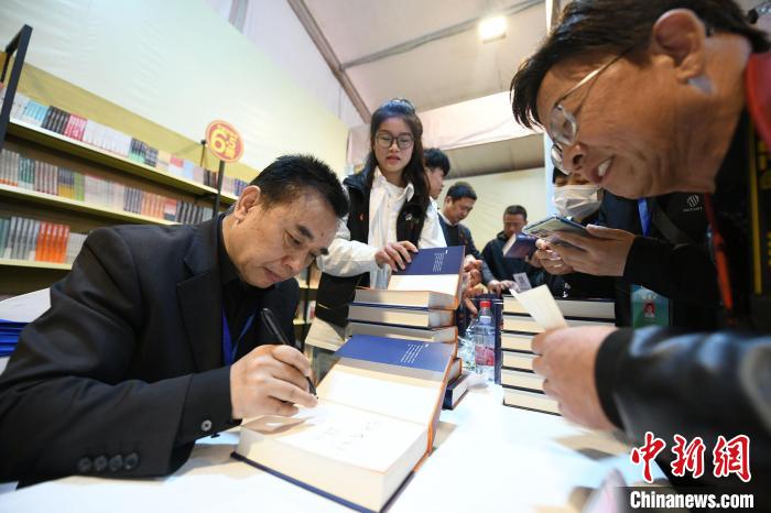 圖為作家王躍文現(xiàn)場簽名售書。　梁照曾 攝