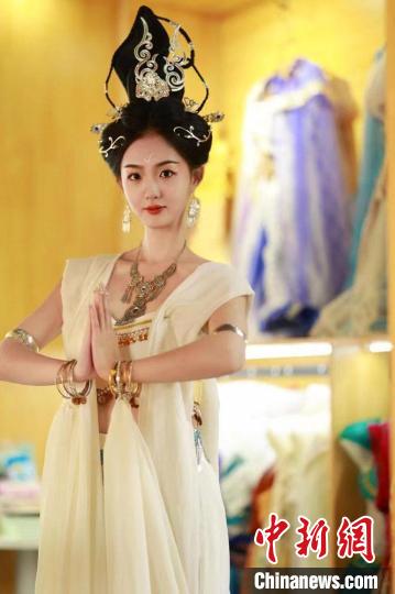 圖為身著“飛天裝”的敦煌大漠“逐舞者”奧楠。(資料圖) 敦煌市委宣傳部供圖