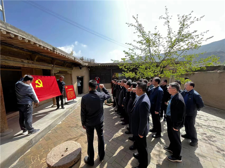 圖為臨夏州紀委監(jiān)委組織黨員干部在東鄉(xiāng)縣布塄溝黨史教育基地開展革命教育活動，賡續(xù)紅色血脈、汲取奮進力量、激發(fā)干事熱情。.png