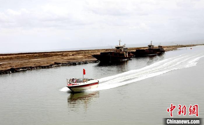 圖為茶卡鹽湖?！⊙Φ?攝