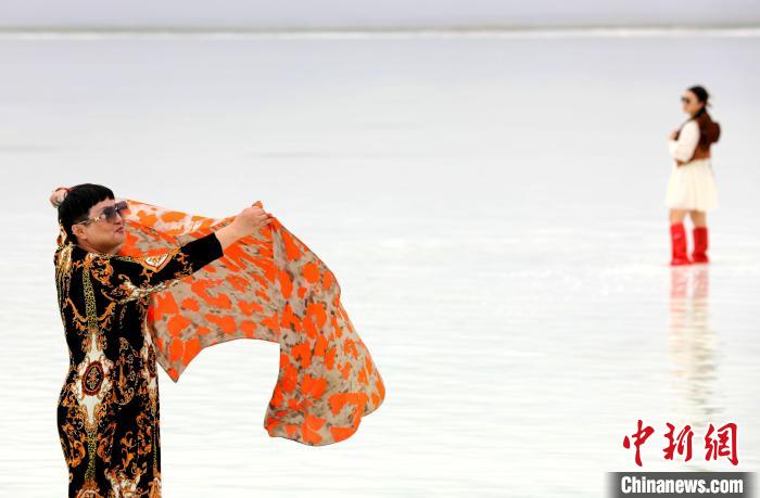 圖為游客在茶卡鹽湖拍照?！⊙Φ?攝