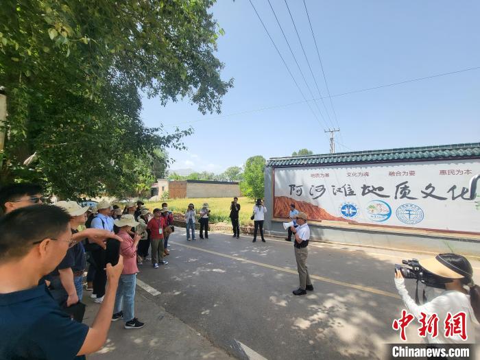 圖為中國(guó)地質(zhì)大學(xué)(北京)教授張緒教介紹村落情況?！『衍?攝