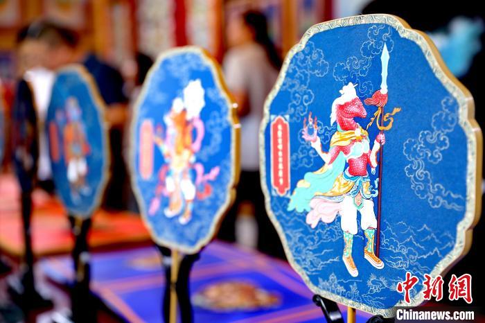 圖為唐卡延伸產(chǎn)品?！⊙Φ?攝