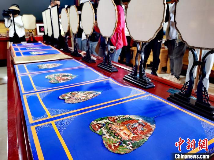 圖為唐卡延伸產(chǎn)品?！?zhí)砀?攝