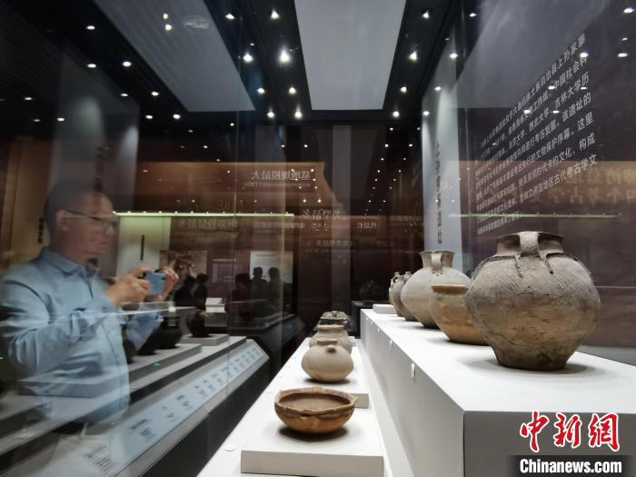 圖為河湟文化博物館展陳的陶器?！?zhí)砀?攝