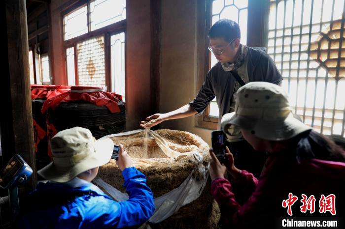 圖為青稞酒文化展示?！⊙Φ?攝